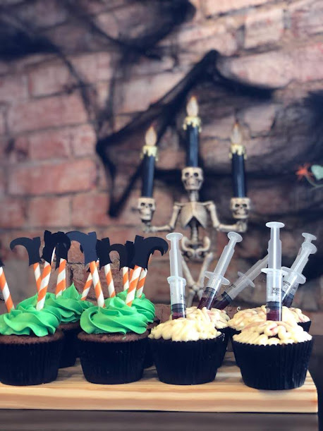 Mesa temática com doces e seringas cenográficas